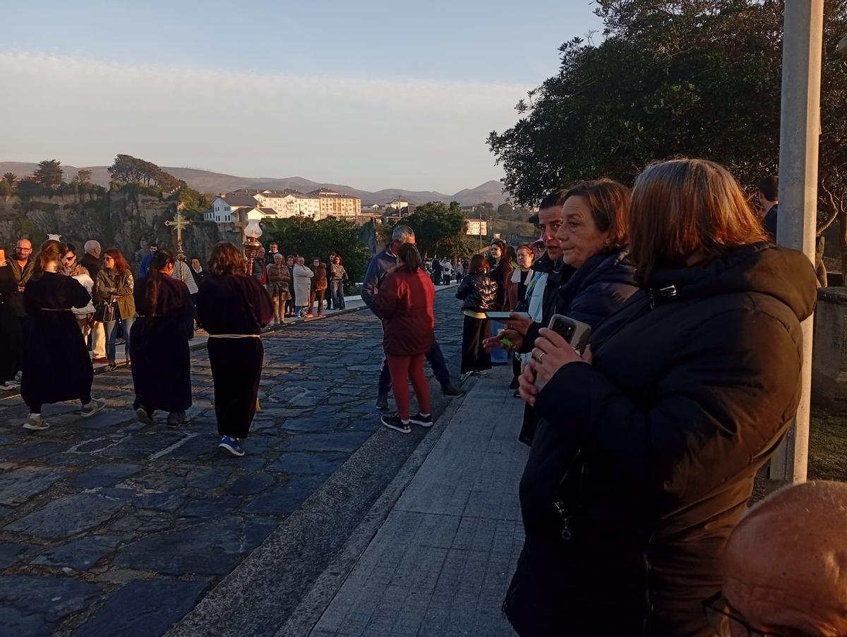 En imágenes: La procesión de bajada marca el inicio de la Semana Santa en Luarca