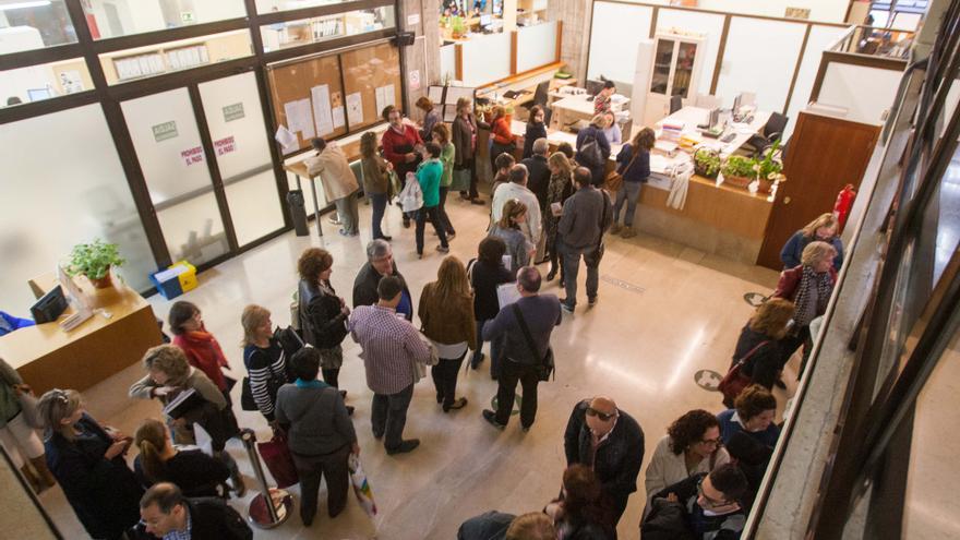 Educación cita a centenares de personas para cubrir una quincena de plazas