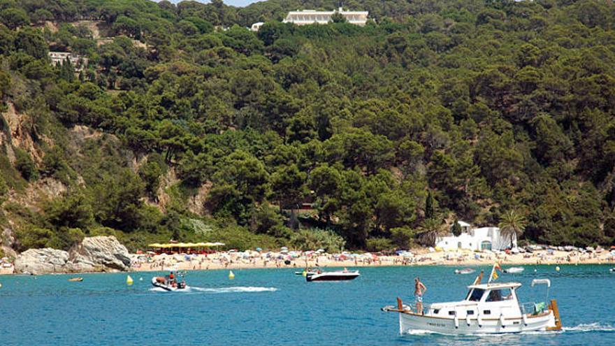 Imatge de Cala Morisca, per on passa el camí de ronda i Can Juncadella per sobre.