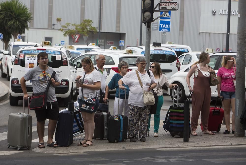 Los taxistas colapsan el centro de Alicante