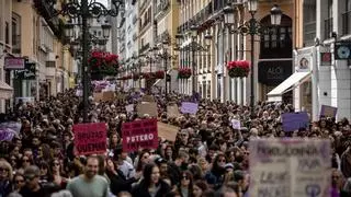 La marea feminista viste de morado Zaragoza en el 8M: "Que las jóvenes recuerden que la historia retrocede y defiendan lo que tienen"