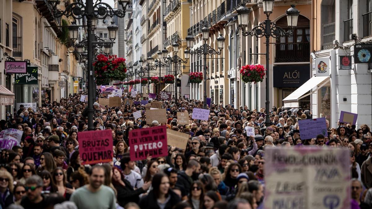 La marea feminista viste de morado Zaragoza en el 8M