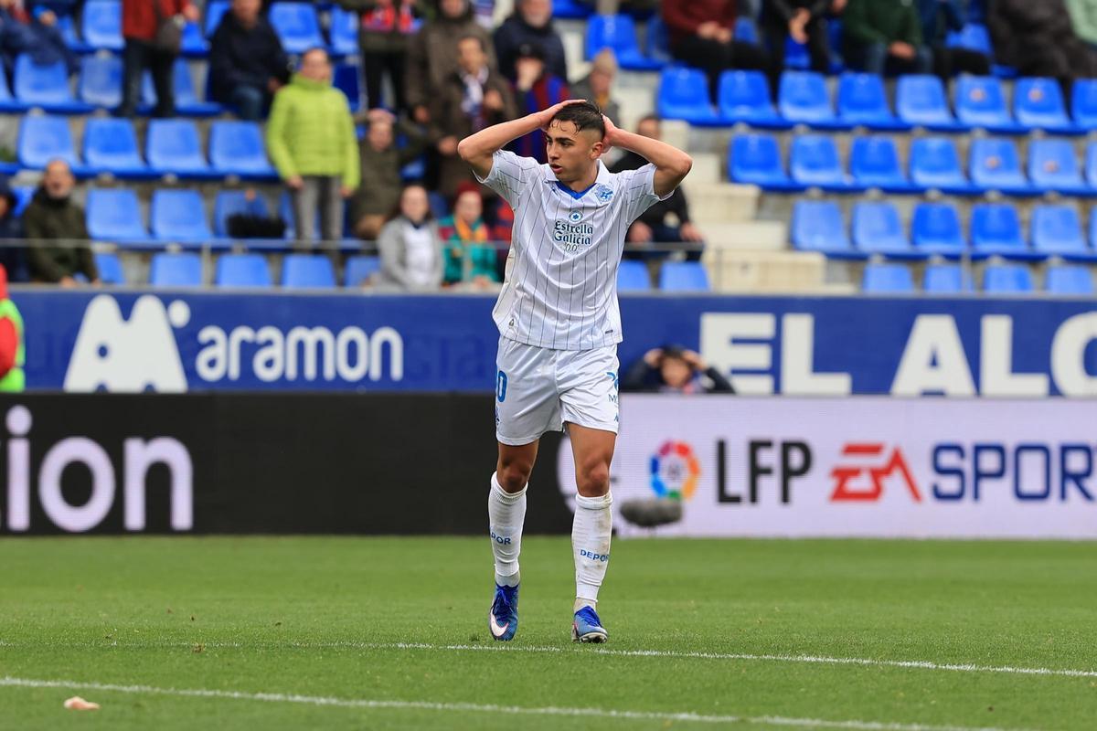 Yeremay se lleva las manos a la cabeza durante el partido ante el Huesca