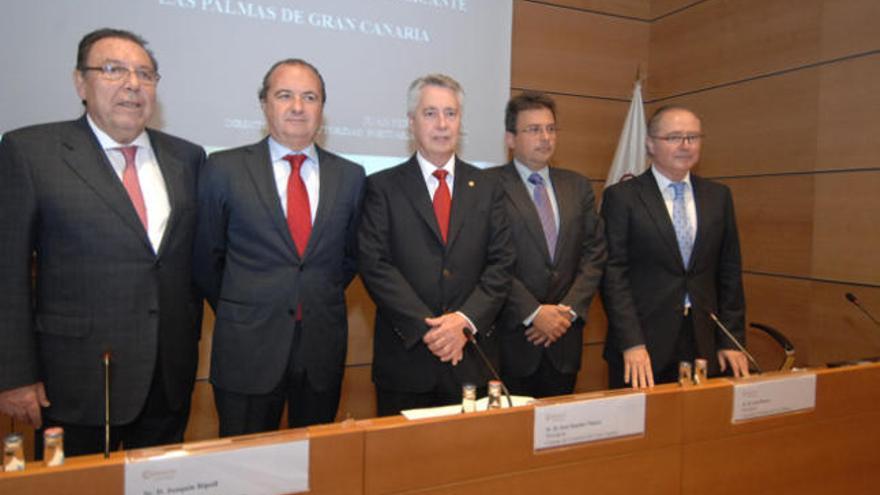 José Garrigos, Joaquín Ripoll, Sánchez Tinoco, Luis Ibarra y Juan Ferrer, ayer en la Cámara de Comercio. i J. C. CASTRO