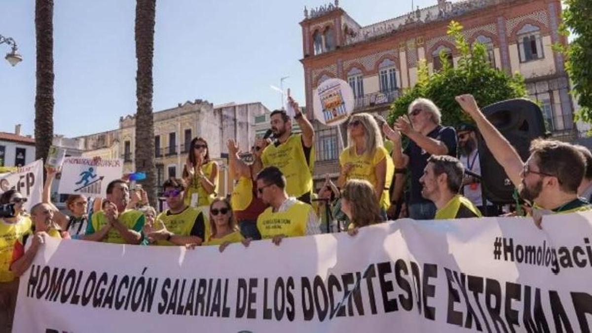 Manifestación de los docentes extremeños por la homologación salarial.