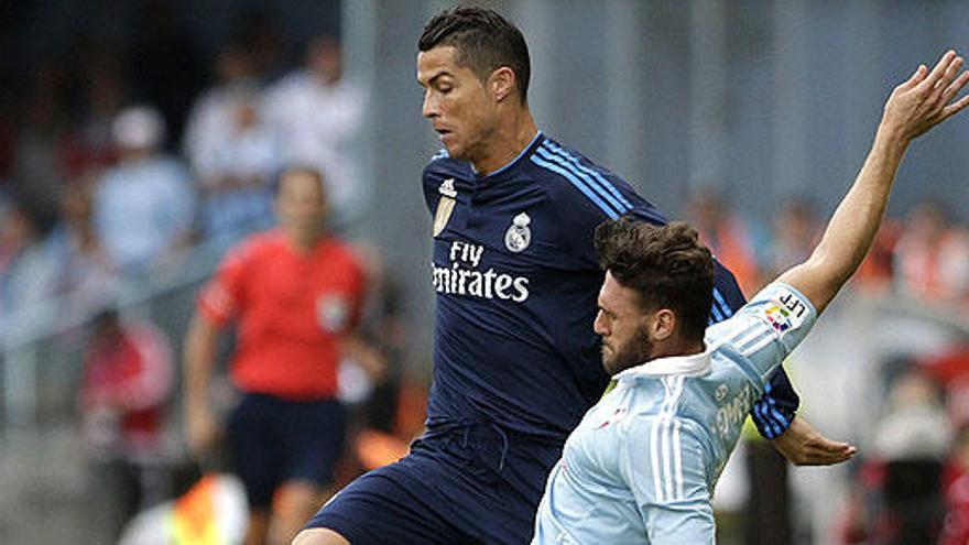 Cristiano Ronaldo y Sergi Gómez, en una acción del partido.