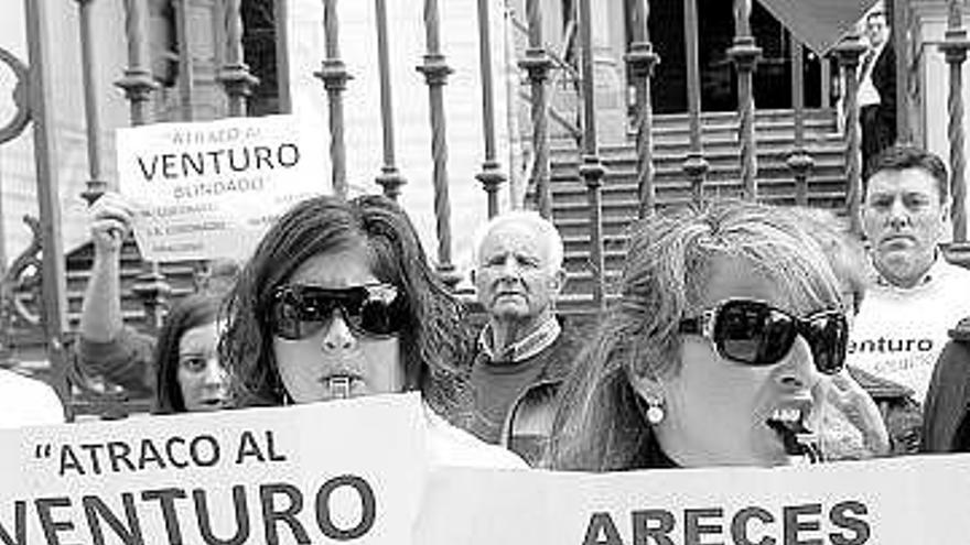 Trabajadores de Venturo XXI protestan ante la Junta del Principado, ayer.