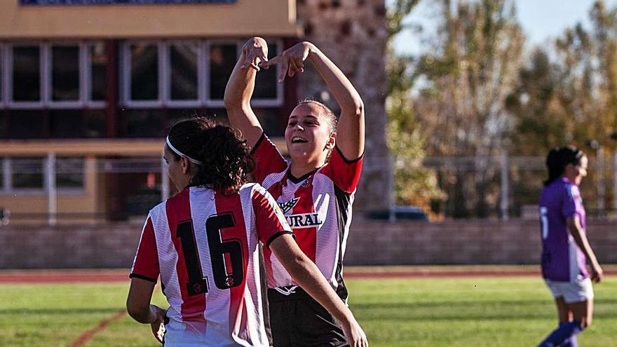La jugadoras del Caja Rural celebran un gol. | Emilio Fraile