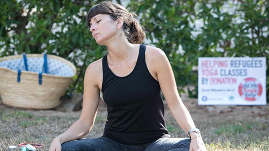 La professora Marta Almagro en un instant d´una de les sessions de SOS Yoga Ibiza a Santa Eulària.