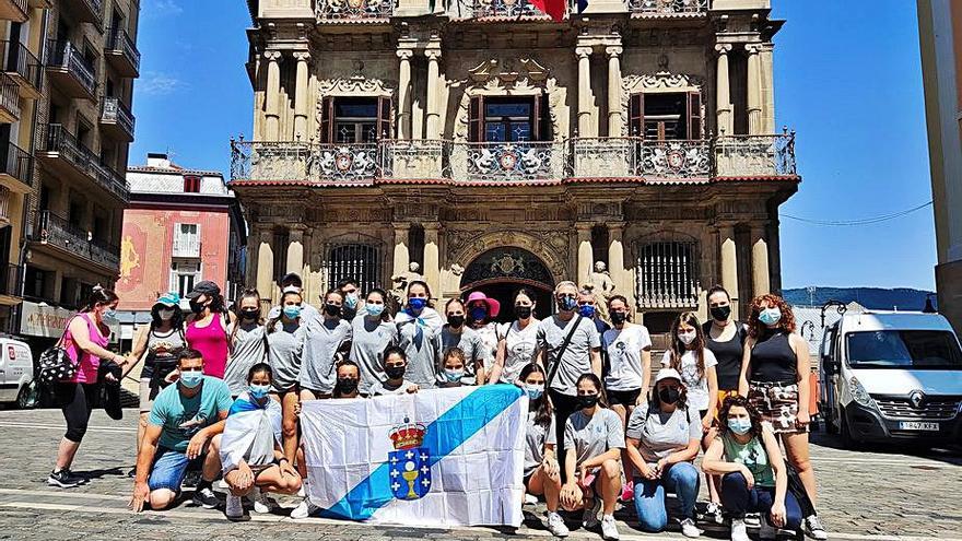 Las rodeirenses, ayer, ante el Ayuntamiento de Pamplona. |  // BM. RODEIRO