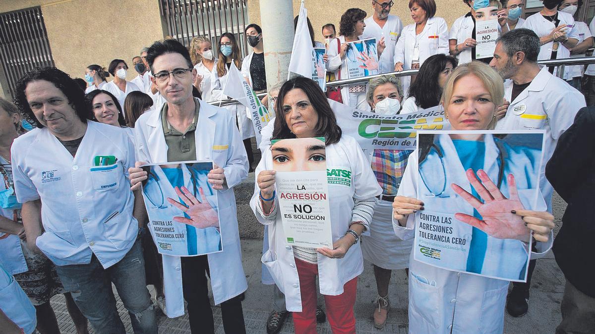 Protesta de personal sanitarios a las puertas del centro de salud de San Andrés de Murcia ante una agresión, el pasado año.