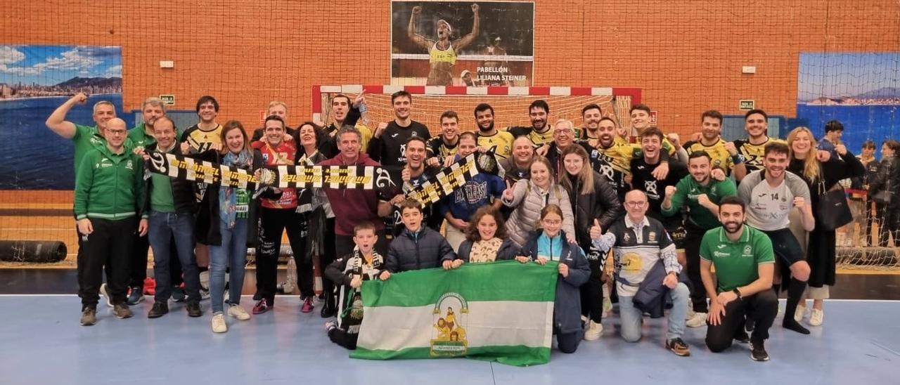 Jugadores del Ángel Ximénez junto a sus aficionados en el pabellón del Benidorm.