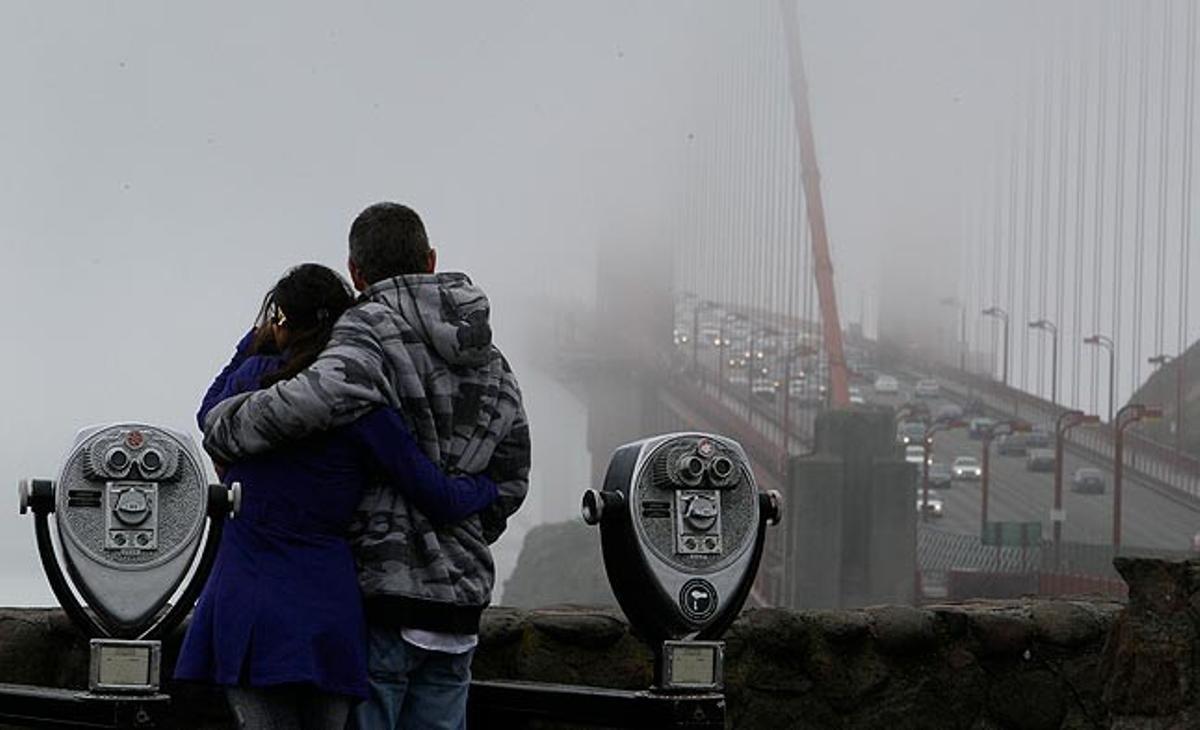 Una parella nord-americana observa aquest dilluns des d’un mirador el pont Golden Gate, que uneix el comtat de Marin amb la península de San Francisco.