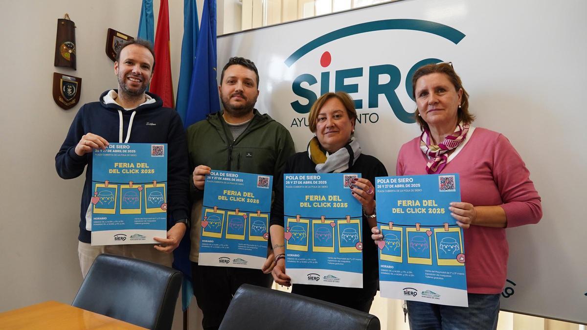 Por la izquierda, Pablo Collada y José Fernández, de la empresa Kumai; Ana Nosti, y la técnica municipal, Amelia Areces.
