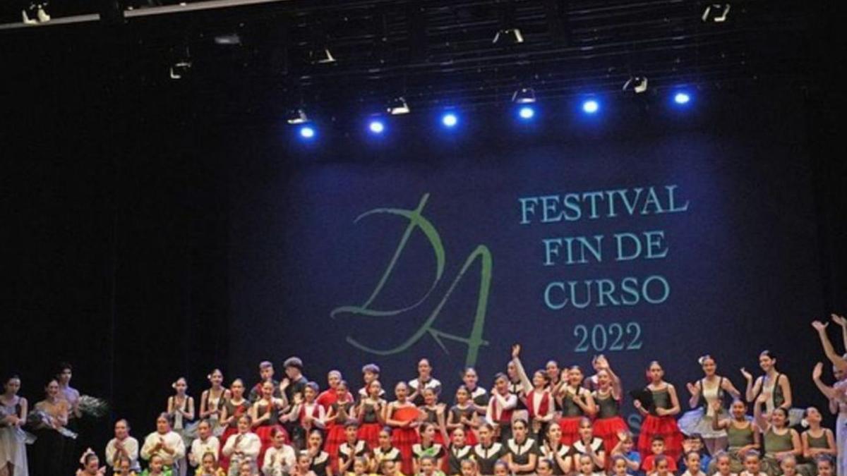 Los alumnos de DanzAsturias, en el festival de fin de curso.