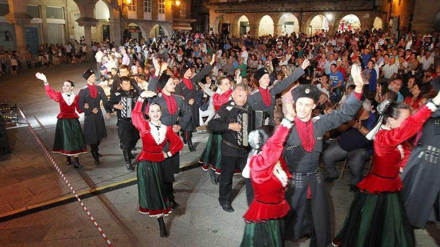 La plaza Mayor de Ourense se llenó para recibir a los artistas de las XXXIV Xornadas de Folclore. // Iñaki Osorio