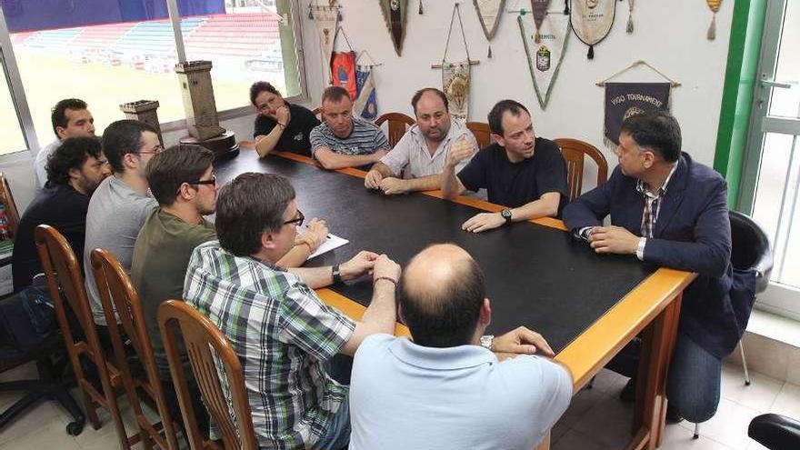 Bernardino González se reunió ayer en O Couto con miembros de la plataforma de aficionados.