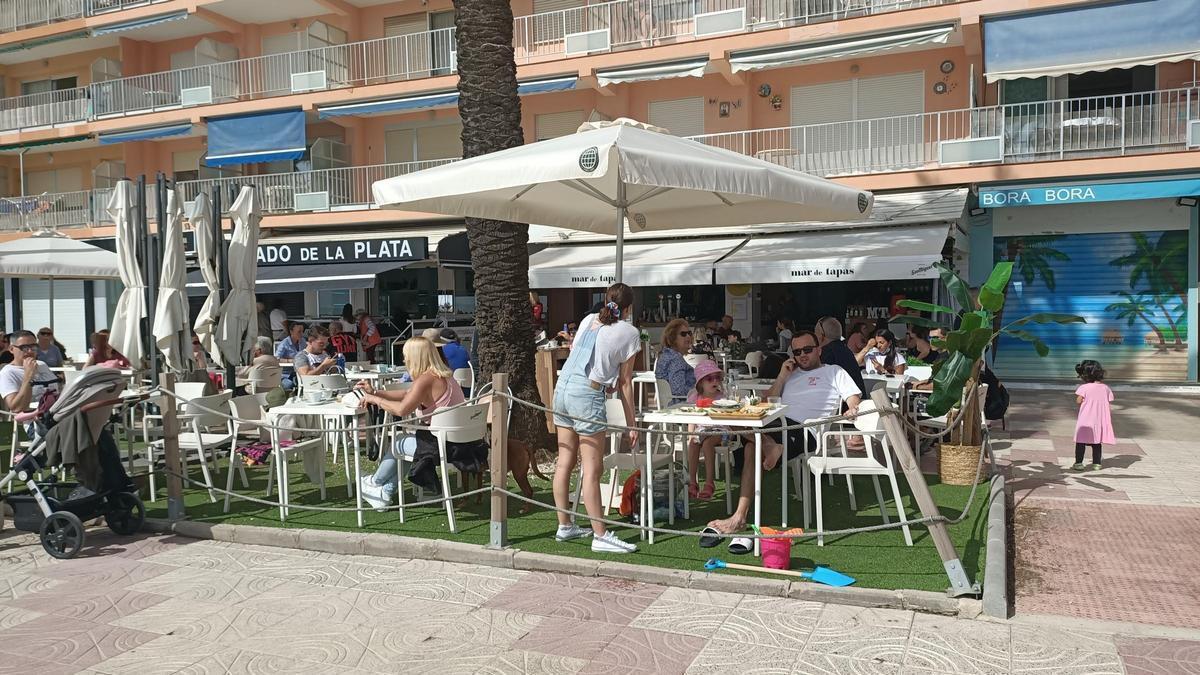 Una terraza del paseo marítimo durante el puente festivo.