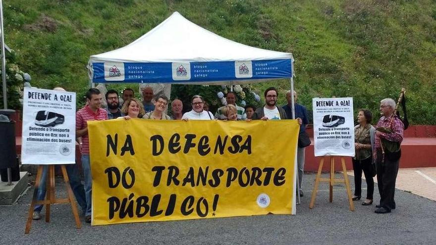 Protesta del BNG en Oza-Cesuras el pasado septiembre por la supresión de dos líneas de bus a A Coruña.