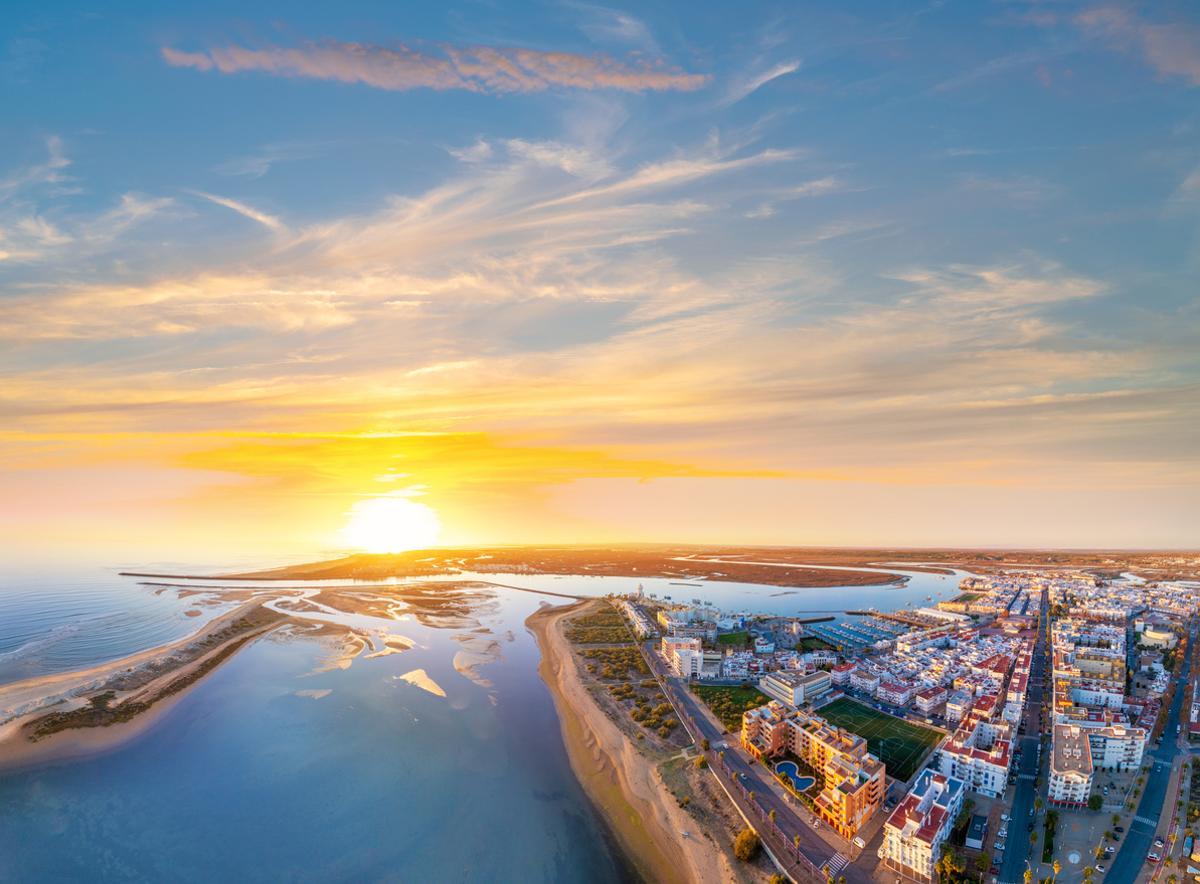 Vista aérea con dron Isla Cristina en Huelva, Andalucía, España