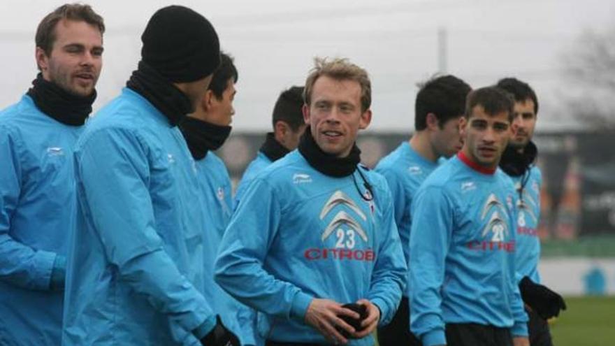 Michael Krohn-Dehli charla con Cabral en presencia de Demidov y Jonny durante un reciente entrenamiento en A Madroa. // De Arcos