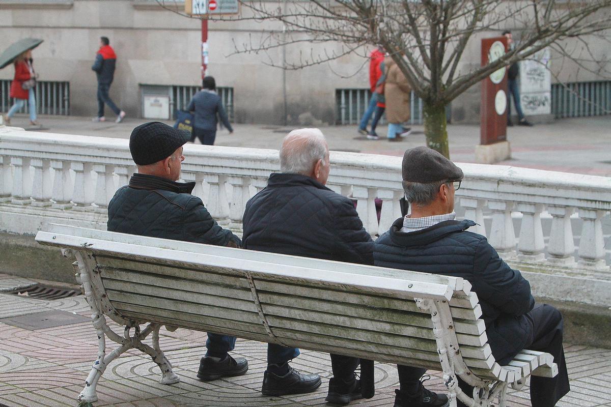 Tres jubilados, sentados en un parque.