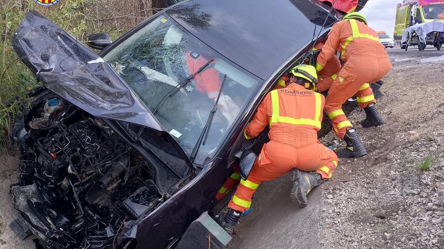 Hospitalizan a un hombre de 80 años con politraumatismo tras volcar con su coche en el Port de Càrcer