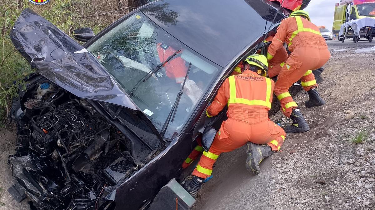 Hospitalizan a un hombre de 80 años con politraumatismo tras volcar con su coche en el Port de Càrcer