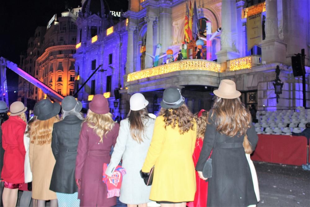 La fallera mayor y corte 2019 estilo "retro" en la Cabalgata de Reyes