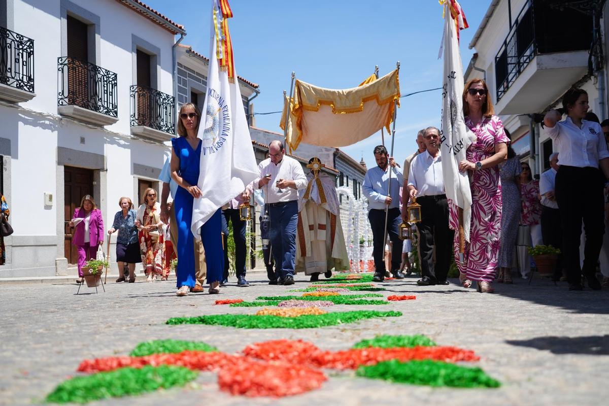Alfombras que han adornado las calles de Añora.