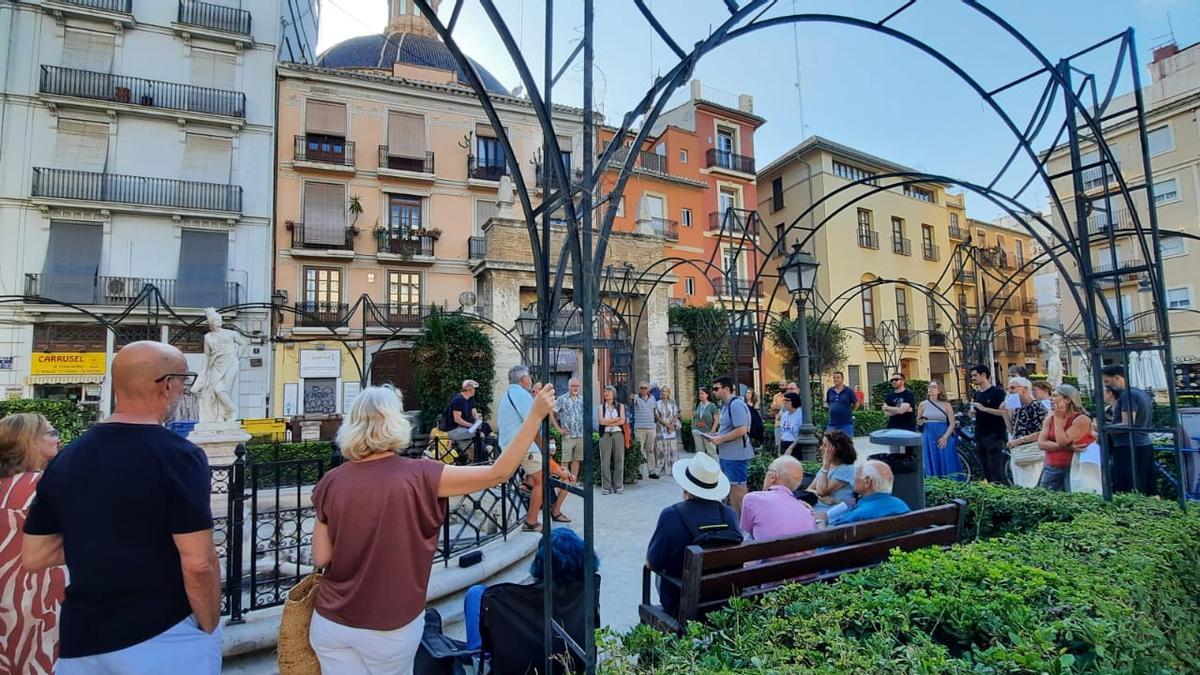 Vecinos reunidos en la plaza de Juan de Villarrasa