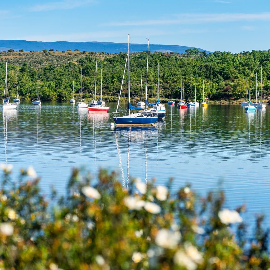 El embalse del Atazar, el lugar elegido por los amantes para dejar sus candados