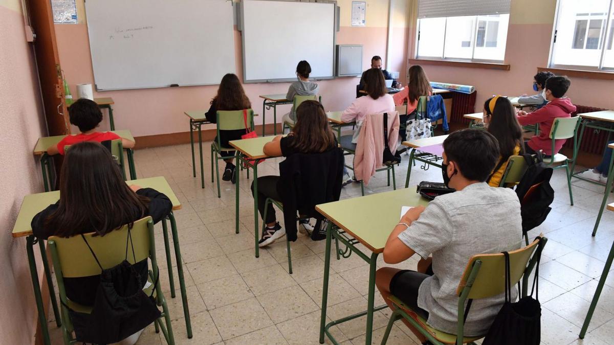 Alumnos en un aula del instituto Salvador de Madariaga. |   // VÍCTOR ECHAVE