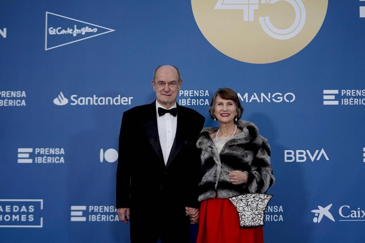 La periodista Asunción Valdés junto a su esposo, Emiliano Sanz Cañada.