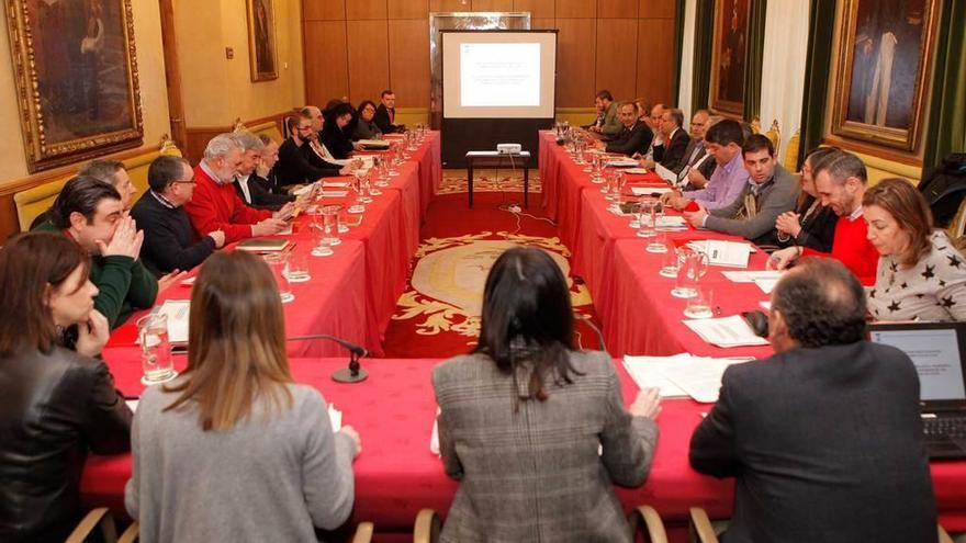 Las concejalas foristas Montserrat López, Eva Illán y Ana Braña y el director general Económico-Financiero, Ignacio Sanz -todos de espaldas-, en la presidencia de la reunión del Consejo Social sobre presupuestos participativos.