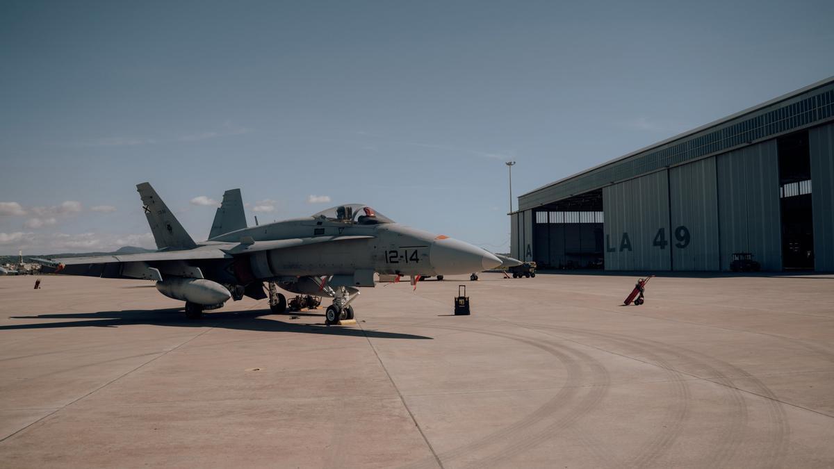 Un caza F-18 en la base aérea de Son Sant Joan, en Palma