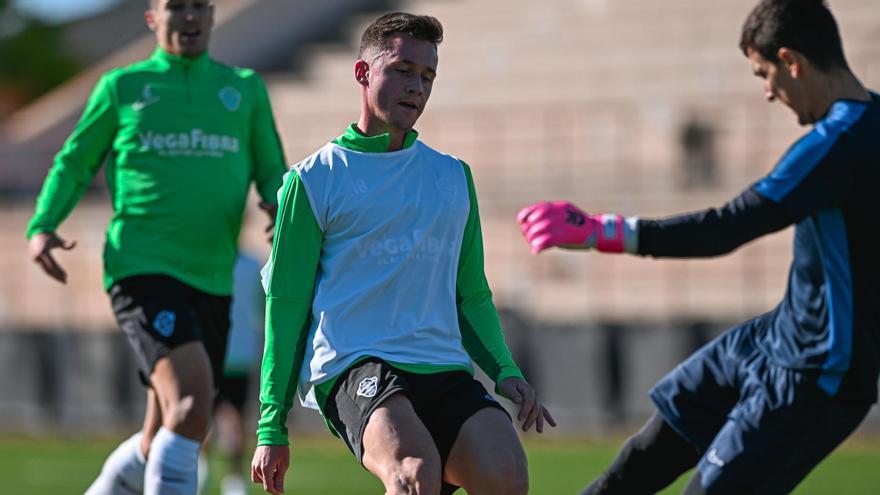 Edgar Badia volverá a ser el porteto titular del Elche en la Copa del Rey