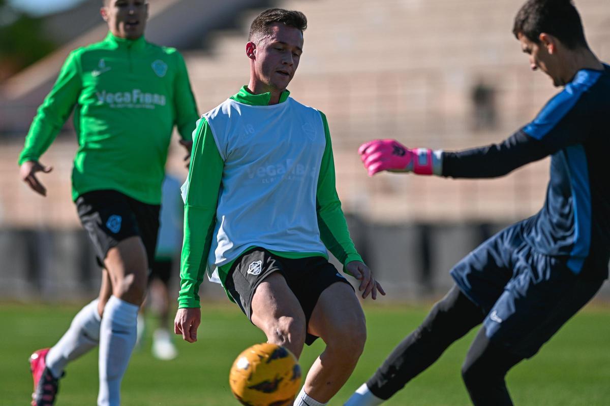 Edgar Badia volverá a ser el porteto titular del Elche en la Copa del Rey