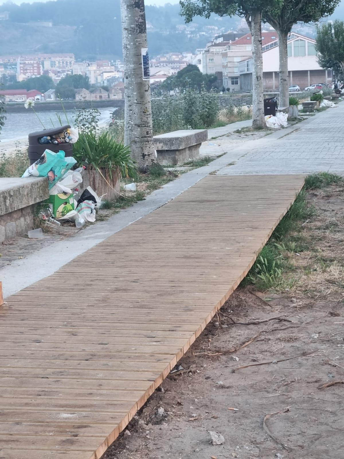 Los equipos de limpieza eliminan la basura de San Juan en las playas de Cangas