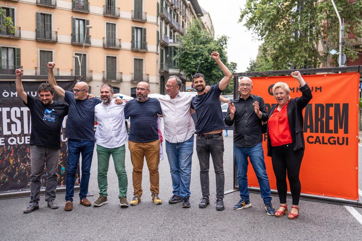 Acto de Omnium Cultural para recibir a Ruben Wagensberg, Oleguer Serra y el resto de personas que se marcharon a Suiza