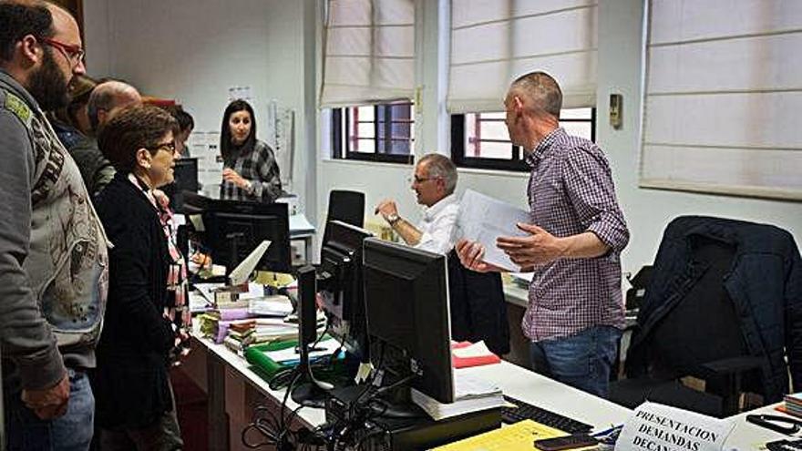 Candidatos y militantes del PSOE presentando listas en la Junta Electoral el pasado lunes.