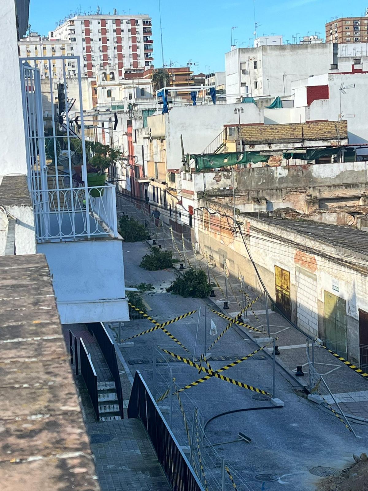 Tala de árboles y corte de tráfico en San Juan de Aznalfarache por una obra de Emasesa