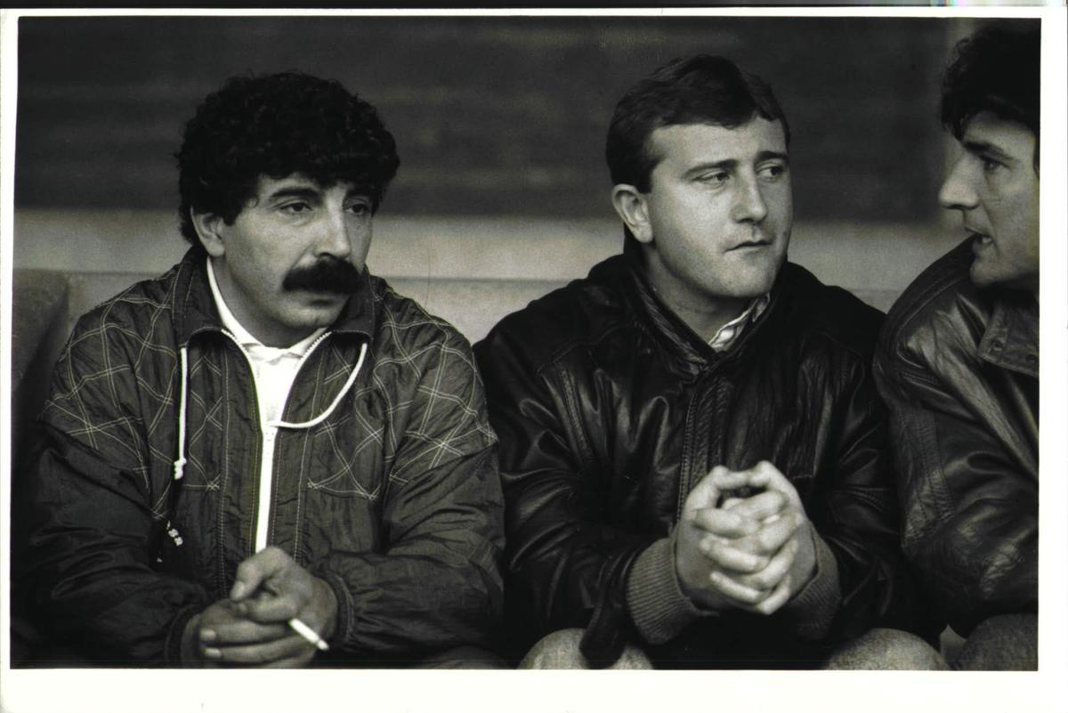 Luis Cela, en el banquillo junto a Toni Campoy