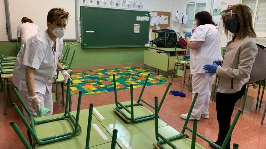 Labores de desinfección en un centro educativo. // FdV