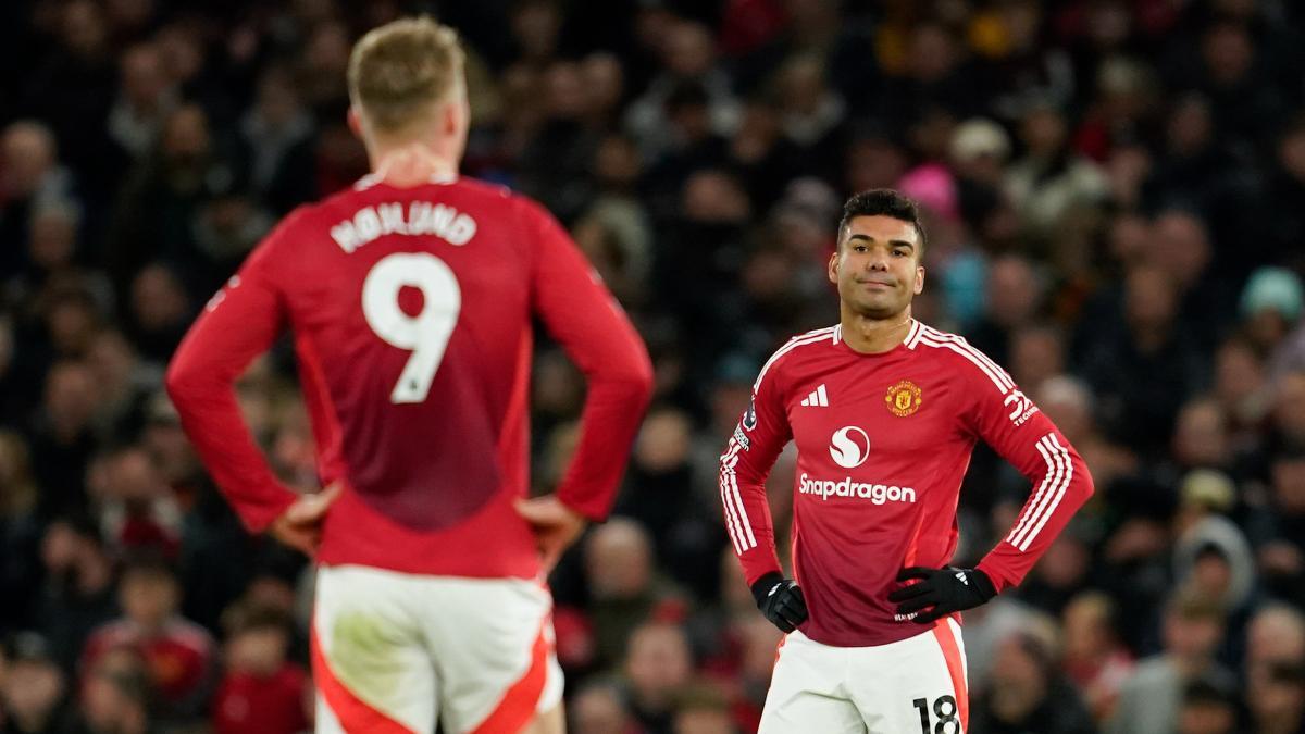 Casemiro, con la mirada perdida tras otra derrota del Manchester United