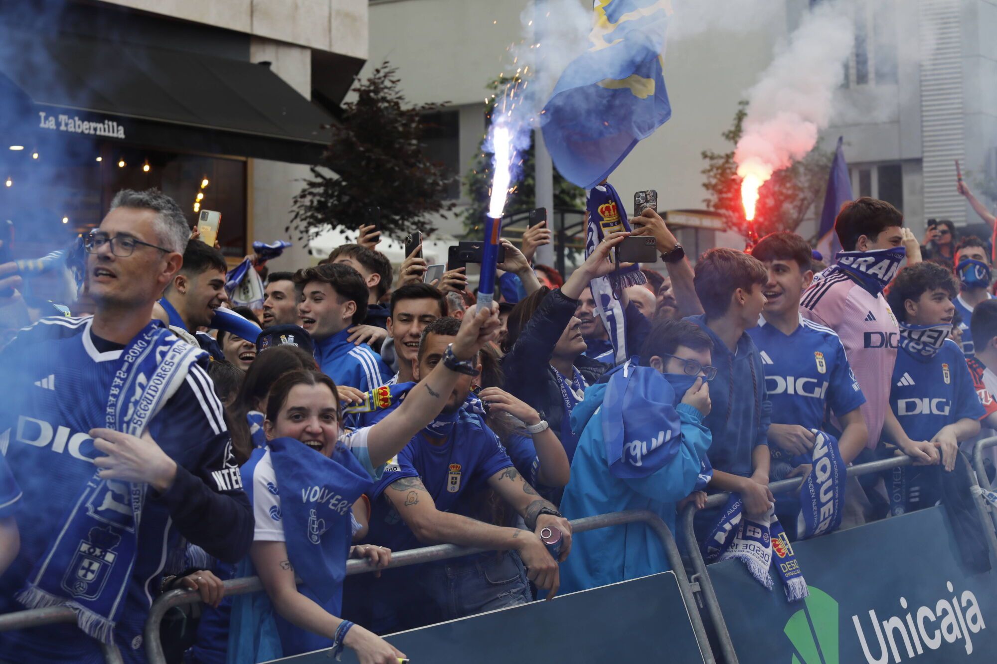Así fue el recibimiento de la afición al Real Oviedo y toda la previa del último partido de la temporada