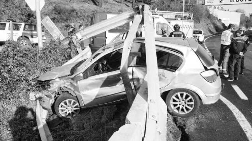 Rescatan a una embarazada de un coche &quot;colgado&quot; en un puente