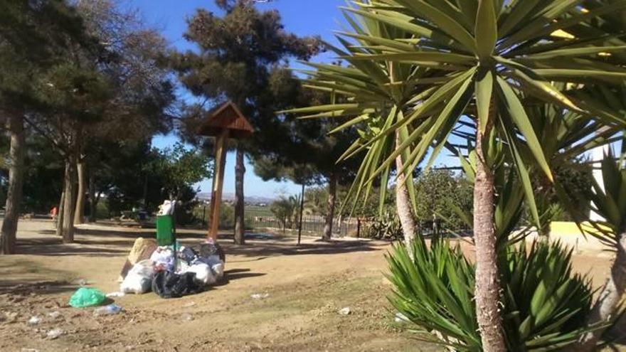 Critican la falta de limpieza en el paraje natural del Oasis tras el puente festivo