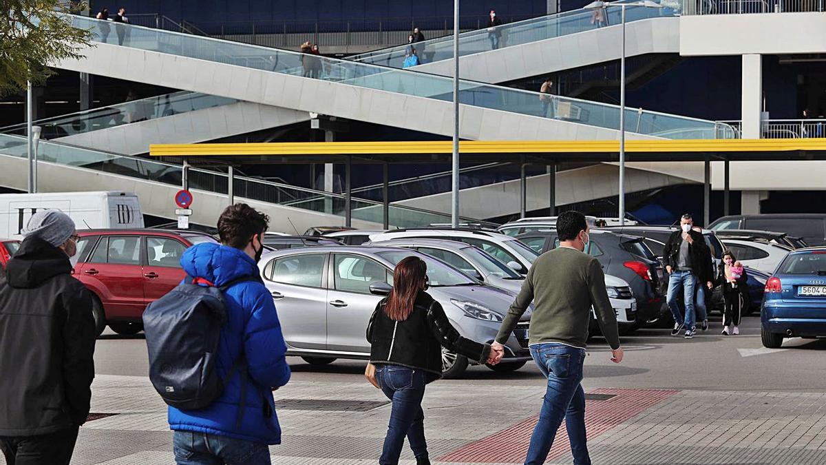 Varias personas acuden a un centro comercial del área metropolitana de València, ayer.  | J.M.LÓPEZ