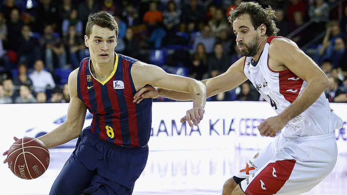 Hezonja avanza ante la oposición de Grimau, durante el partido de entre el Barça y el Manresa en el Palau